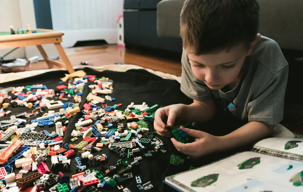 Criança a brincar com Legos