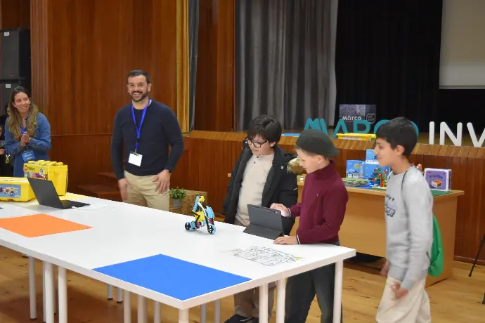 Crianças programando um robot Lego