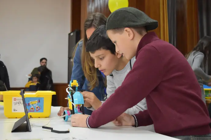 Crianças cosntruindo um robot Lego