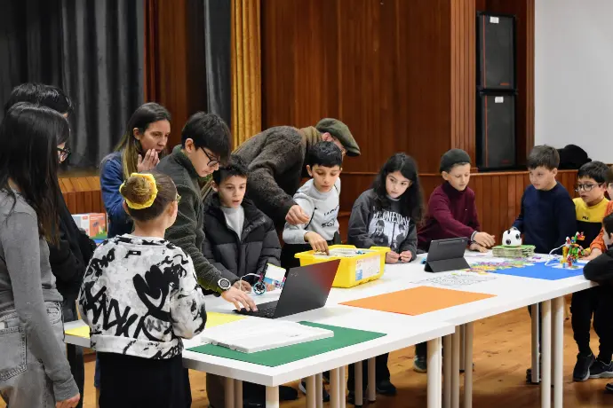 Alunos participando num workshop